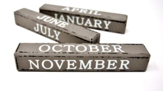 OCTOBER・NOVEMBERなど月の名前が書かれた木の角材が並んでいる写真