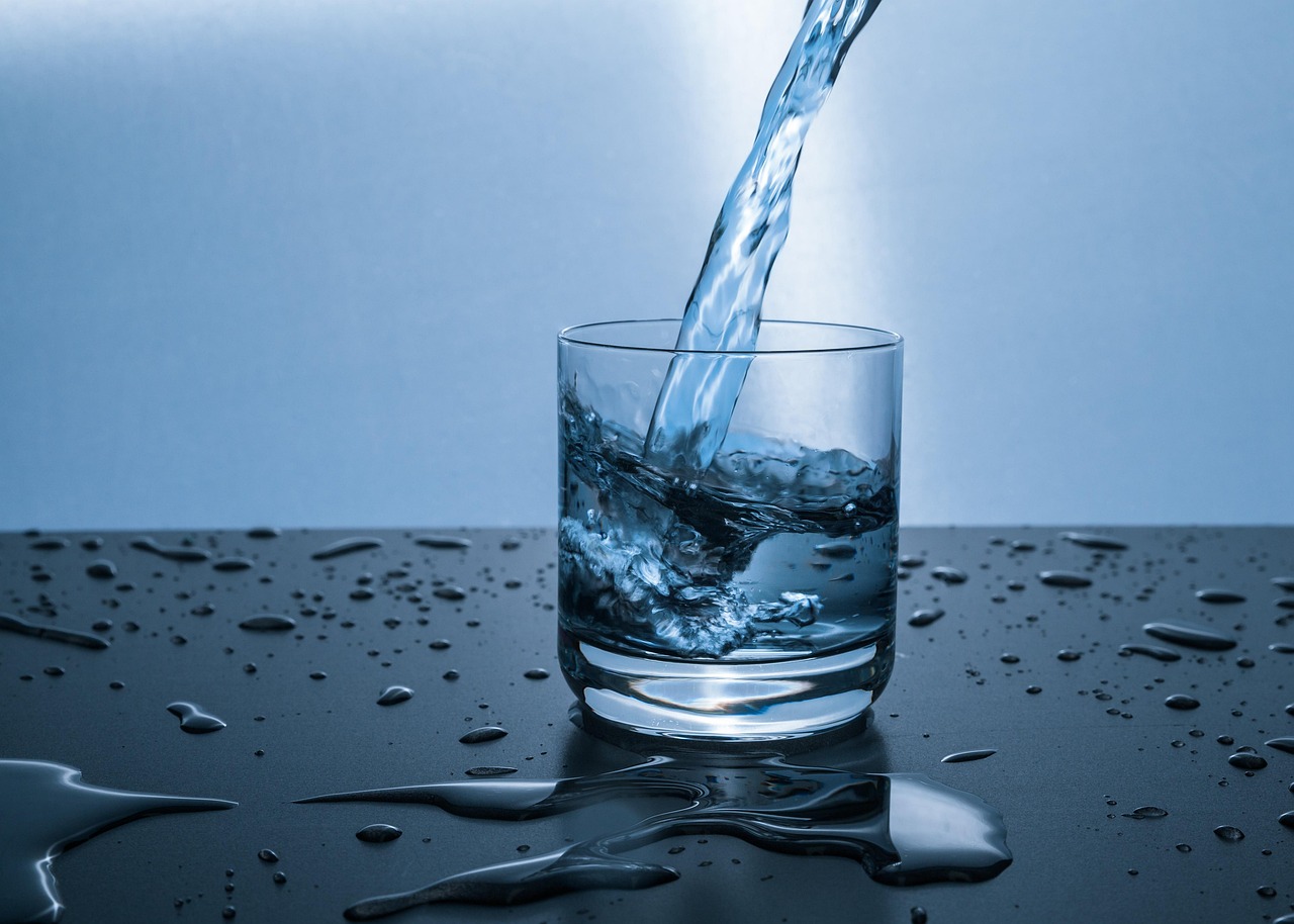 グラスに水が注がれている様子