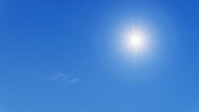 青空に照りつける夏の太陽