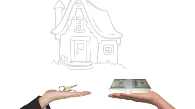 家の鍵とお金を受け渡す手のイラスト風写真