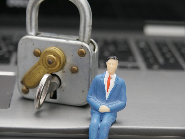 南京錠とパソコンのキーボードの写真、個人情報の漏えい対策をイメージ