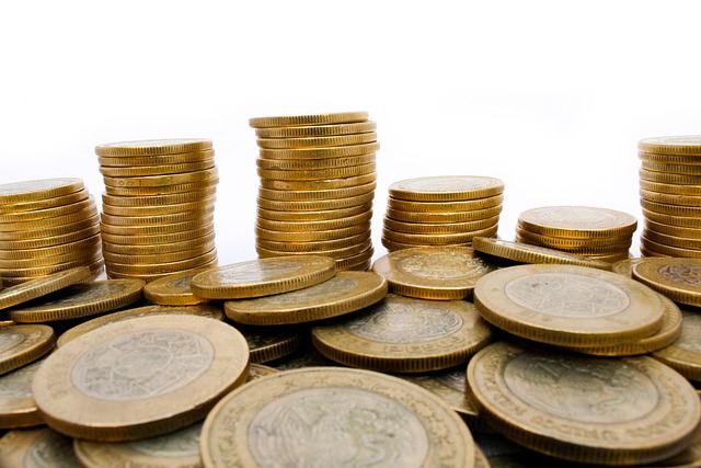 積み重なった硬貨の写真、企業の倒産や経営の厳しさをイメージ