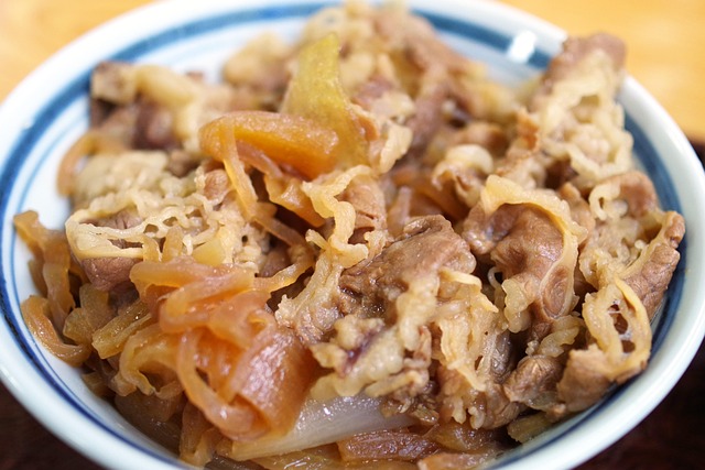 牛肉がのった丼ごはんの写真、牛丼など外食の値上げをイメージ