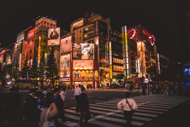 夜の東京の高層ビル群の写真、国会や政策の動きをイメージ