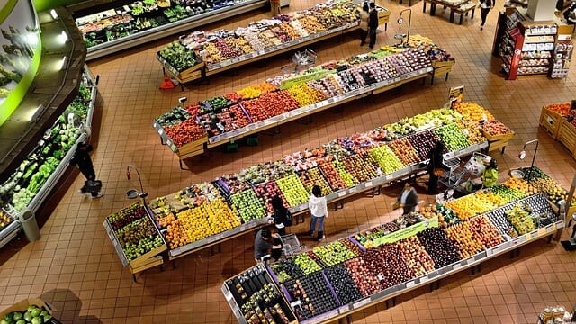 色とりどりの野菜が並ぶスーパーの売り場の写真、野菜価格の高騰をイメージ