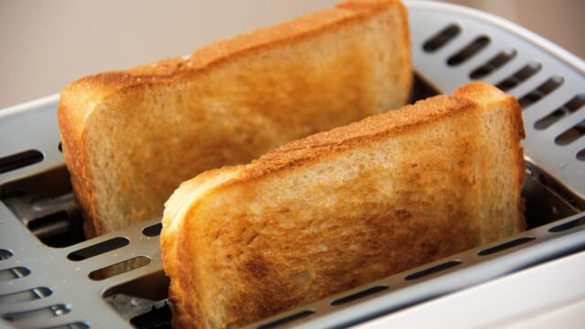 トースターで焼き上がった食パン2枚