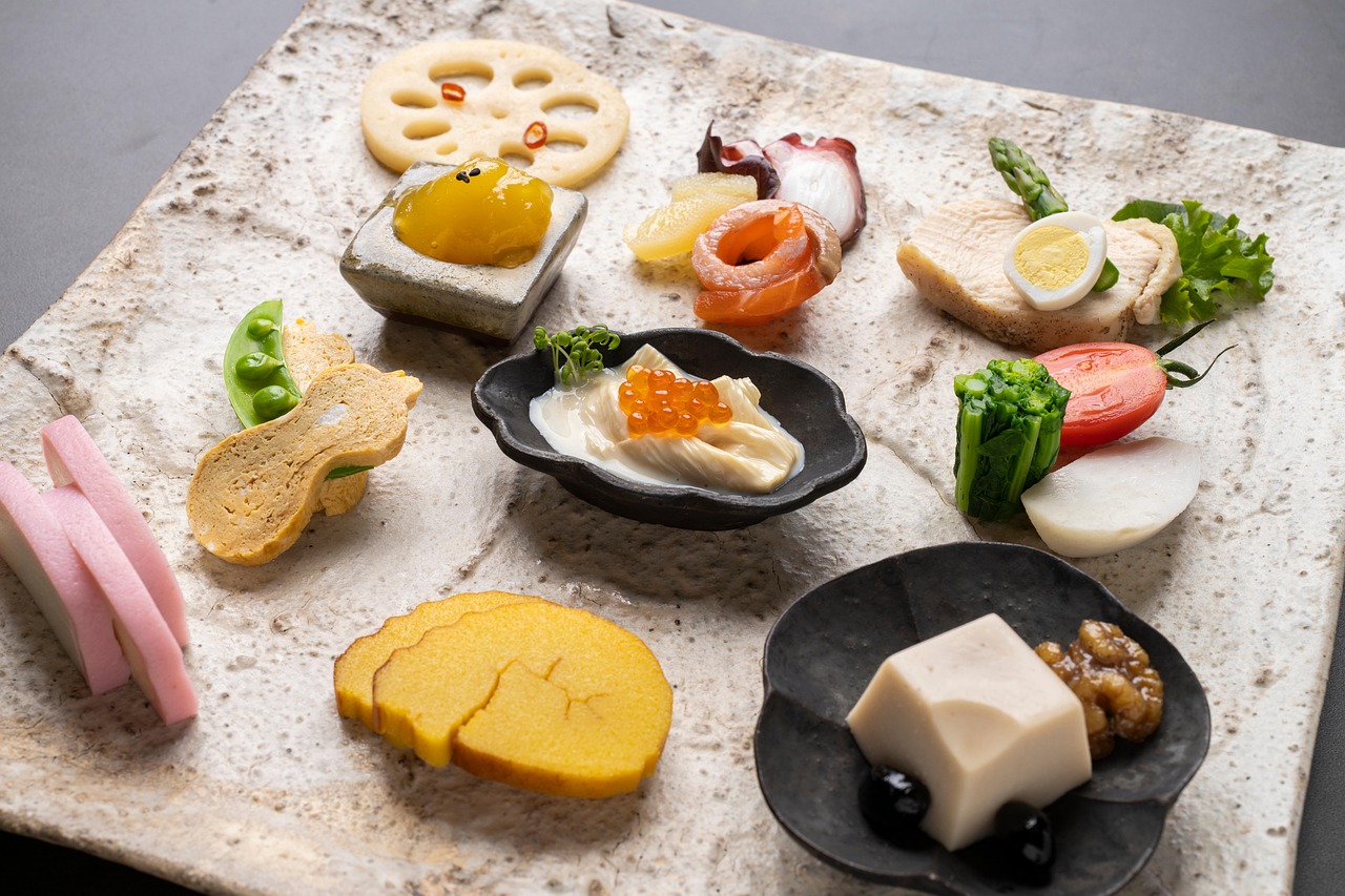 伊達巻やかまぼこ、栗きんとん、れんこん、いくらなどを少しずつ盛り合わせたおせち料理