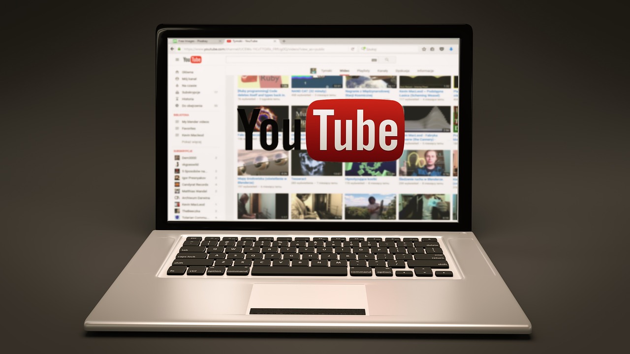 ノートパソコンの画面にYouTubeのロゴと動画の一覧が映っている