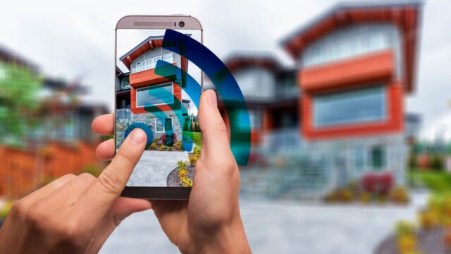 スマホのアプリで家の設備を操作する手元
