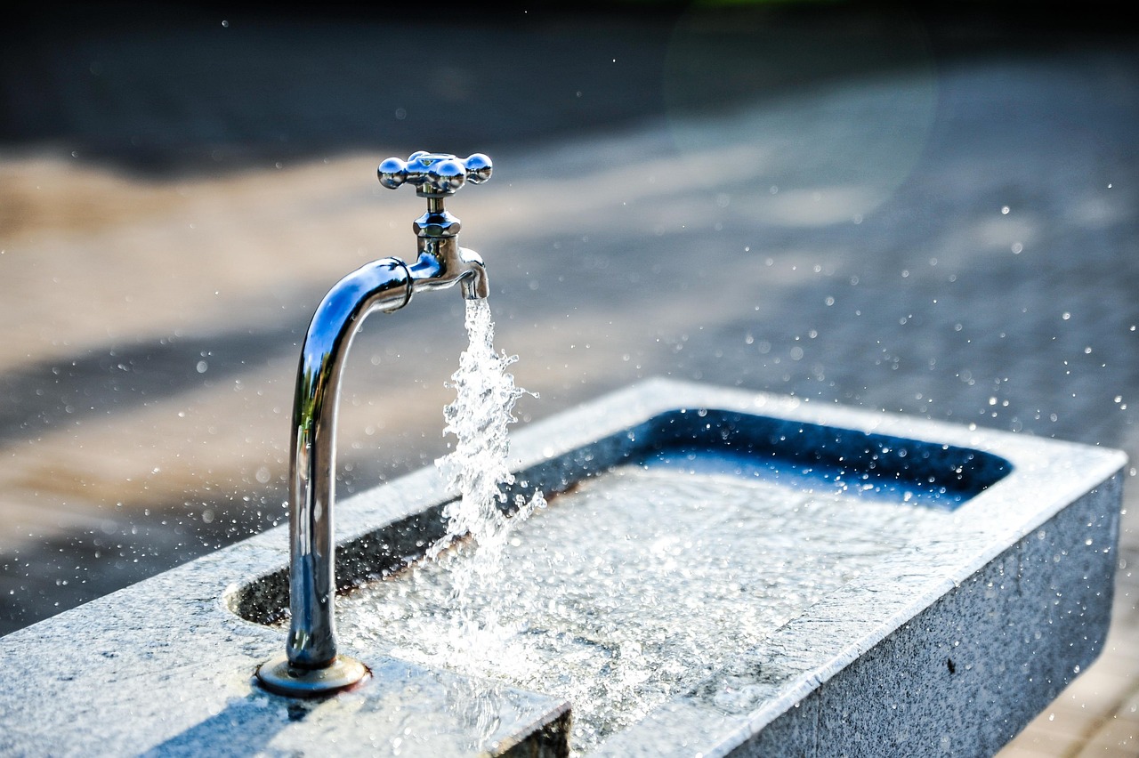 蛇口から勢いよく流れ出る水道水